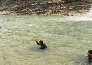 Man drowns in Wadi Darbat, search on for missing person in Sohar