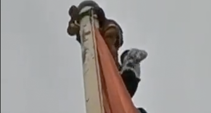 Three arrested for climbing a flagpole in Oman 1 Three arrested for climbing a flagpole in Oman