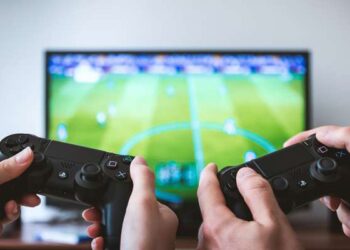 Video game players show enhanced brain activity, decision-making skills