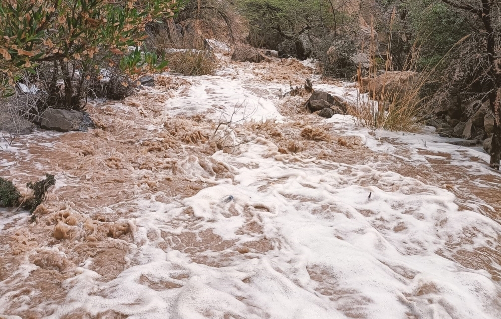 استمرار السحب الرعدية على جبال الحجر وهطول أمطار رعدية متفاوتة الغزارة