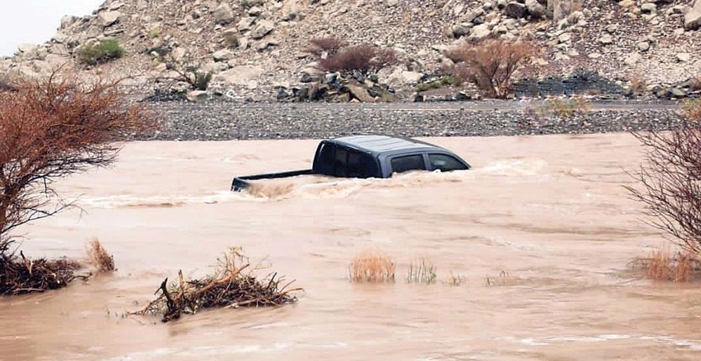 إنقاذ 4 أشخاص احتجزت مركبتهم في واد بالحمراء