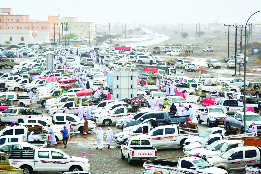 إقبال كبير على هبطات العيد بمختلف ولايات سلطنة عمان.. بعد توقفها لعامين