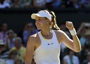 Ostracised by Wimbledon, Russians back Moscow-born Rybakina in final