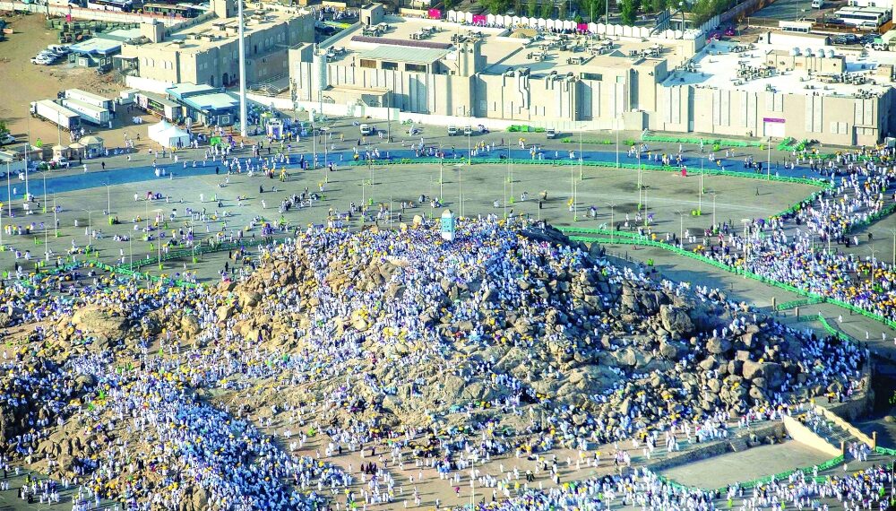 الحجاج يتوجهون الى منى لرمي الجمرات في أول أيام عيد الأضحى