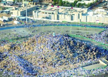 الحجاج يتوجهون الى منى لرمي الجمرات في أول أيام عيد الأضحى
