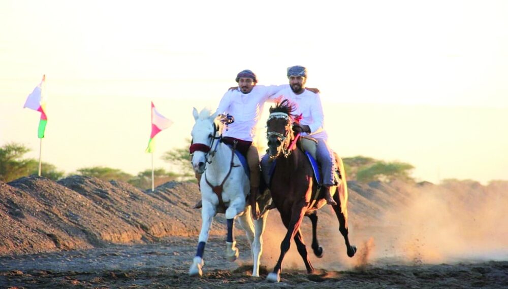 ميدان الفروسية بسمد الشأن يحتضن عرضة الخيل بمشاركة 40 فارسا