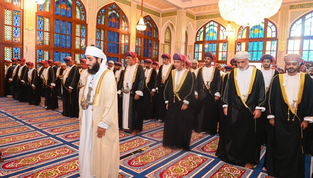 السيد فهد بن محمود يؤدي صلاة عيد الأضحى بمسجد الخور في مسقط 1 السيد فهد بن محمود يؤدي صلاة عيد الأضحى بمسجد الخور في مسقط
