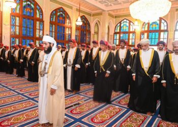 السيد فهد بن محمود يؤدي صلاة عيد الأضحى بمسجد الخور في مسقط