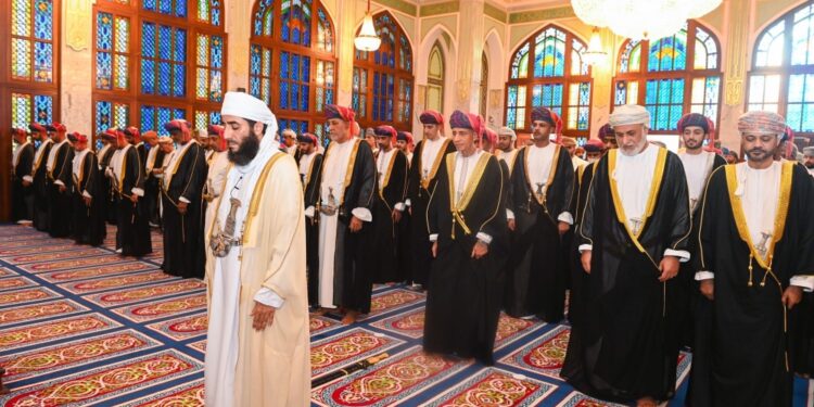 السيد فهد بن محمود يؤدي صلاة عيد الأضحى بمسجد الخور في مسقط 1 السيد فهد بن محمود يؤدي صلاة عيد الأضحى بمسجد الخور في مسقط