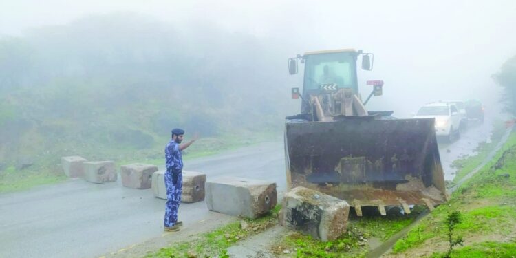 جريان العيون المائية والشلالات بظفار بعد أمطار غزيرة .. وذروة المنخفض غدا 1 هطول أمطار غزيرة على عدد من المحافظات وجريان الأودية والشعاب