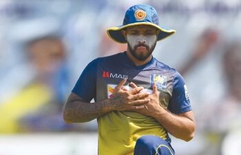 Mendis leads Sri Lanka's fight after Karunaratne falls