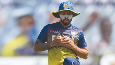 Mendis leads Sri Lanka's fight after Karunaratne falls 1 Mendis leads Sri Lanka's fight after Karunaratne falls