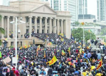 رئيس وزراء سريلانكا يعرض تقديم استقالته بعد اقتحام محتجين منزل الرئيس