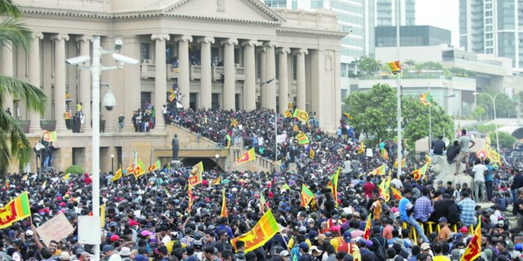 رئيس وزراء سريلانكا يعرض تقديم استقالته بعد اقتحام محتجين منزل الرئيس 1 رئيس وزراء سريلانكا يعرض تقديم استقالته بعد اقتحام محتجين منزل الرئيس