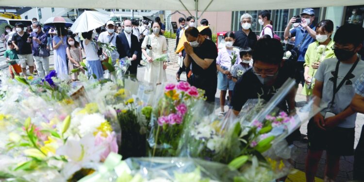 حداد وحزن في اليابان إثر اغتيال شينزو آبي والشرطة تعترف بثغرات أمنية