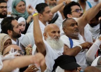 Pilgrims perform symbolic stoning of the devil