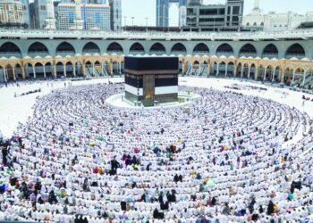 الحجاج يرمون الجمرات مع اقتراب نهاية مناسك الحج