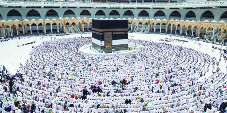 الحجاج يرمون الجمرات مع اقتراب نهاية مناسك الحج