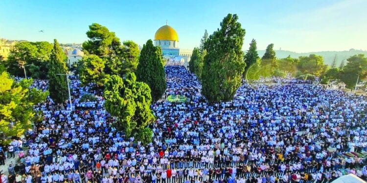 150 ألف مصلٍ يؤدون صلاة عيد الأضحى في رحاب الأقصى 1 150 ألف مصلٍ يؤدون صلاة عيد الأضحى في رحاب الأقصى