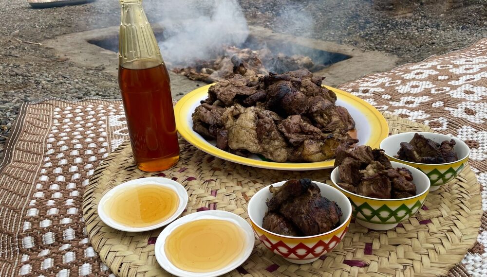 تحت زخات المطر.. وجبة “المضبي” تزين فرحة العيد في بدية