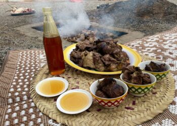 تحت زخات المطر.. وجبة “المضبي” تزين فرحة العيد في بدية