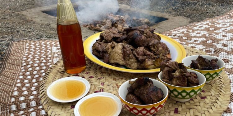 تحت زخات المطر.. وجبة "المضبي" تزين فرحة العيد في بدية 1 تحت زخات المطر.. وجبة “المضبي” تزين فرحة العيد في بدية