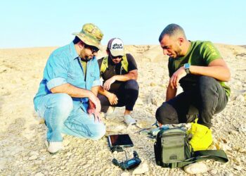 “الجفرة” بعبري .. رمال ذهبية تعانق الجبال