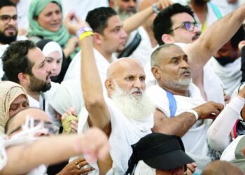 الحجاج العمانيون يرمون الجمرات ويواصلون المبيت في منى لغير المتعجلين