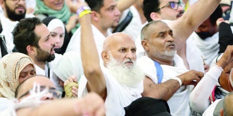 الحجاج العمانيون يرمون الجمرات ويواصلون المبيت في منى لغير المتعجلين