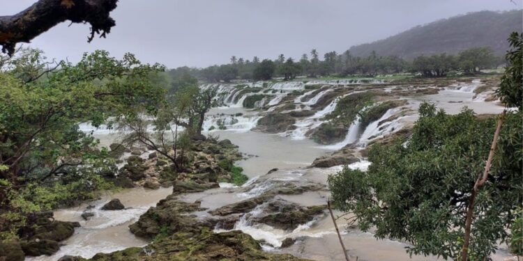 تحذيرات من الاقتراب من الشلالات وجريان الأودية والعيون المائية المتدفقة