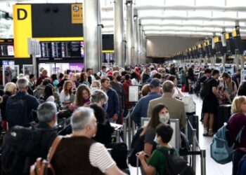 Heathrow apologises for poor service, could ask for more flight cuts