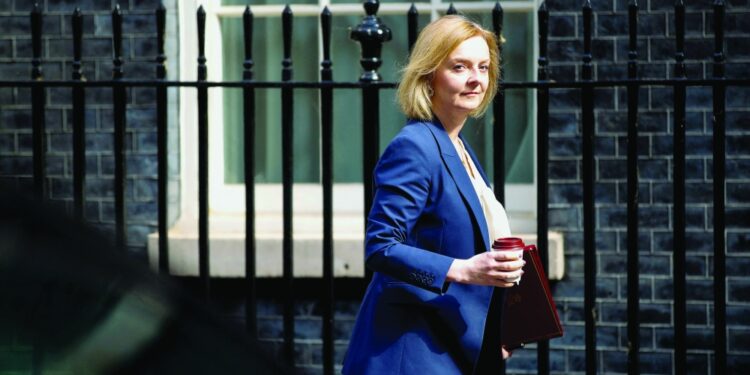 وزيرة خارجية بريطانيا ليز تراس تنضم للسباق إلى رئاسة الوزراء