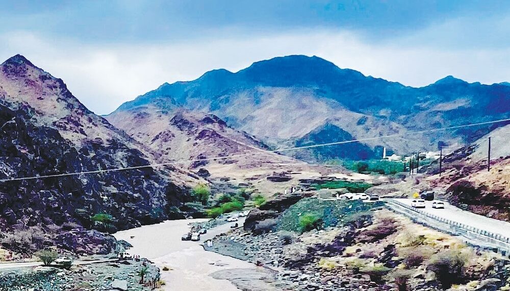 أمطار رعدية واستمرار نشاط السحب الركامية على جبال الحجر والمناطق المجاورة 1 أمطار رعدية واستمرار نشاط السحب الركامية على جبال الحجر والمناطق المجاورة