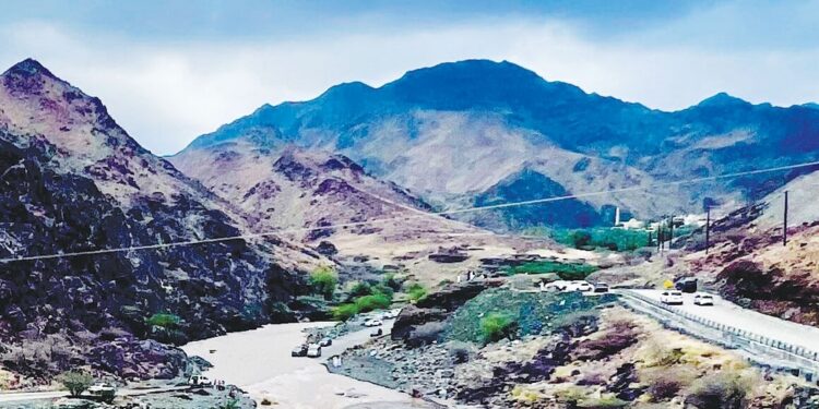 أمطار رعدية واستمرار نشاط السحب الركامية على جبال الحجر والمناطق المجاورة