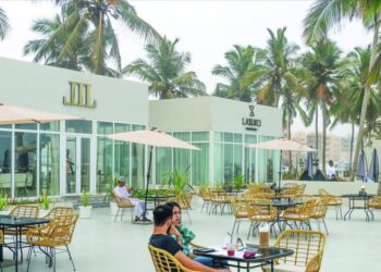 مشروع واجهة شاطئ الدهاريز بصلالة يضيف لمسة جمالية على المكان