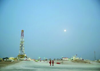 أسعار النفط تنخفض مع ارتفاع الدولار .. وتوقعات بتراجع الطلب