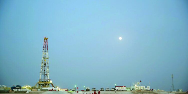 أسعار النفط تنخفض مع ارتفاع الدولار .. وتوقعات بتراجع الطلب 1 أسعار النفط تنخفض مع ارتفاع الدولار .. وتوقعات بتراجع الطلب