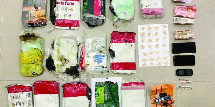 القبض على 3 أشخاص بحوزتهم كميات من المخدرات بظفار