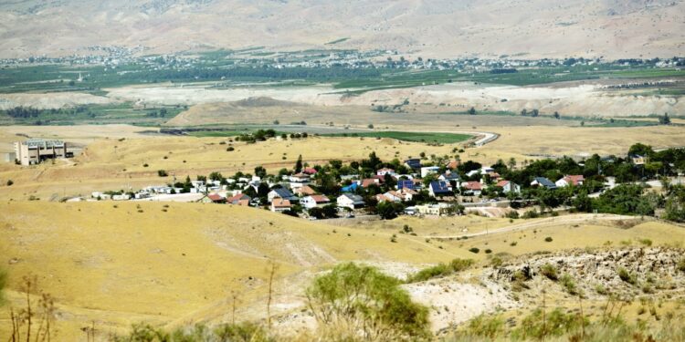 الفلسطينيون يعتبرون الدعم الاقتصادي الأميركي” ليس بديلا” عن السلام