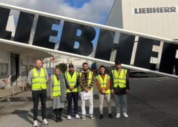 أربعة مهندسين عُمانيين يلتحقون ببرنامج تدريبي في تشغيل رافعات ميناء الدقم بإيرلندا