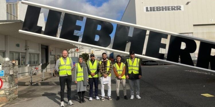 أربعة مهندسين عُمانيين يلتحقون ببرنامج تدريبي في تشغيل رافعات ميناء الدقم بإيرلندا