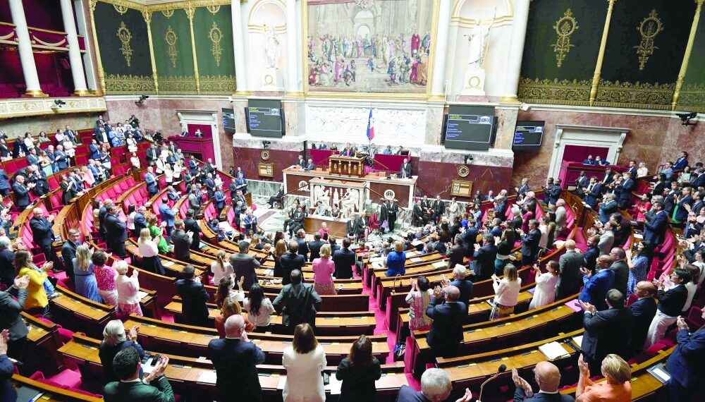معسكر الرئيس إيمانويل ماكرون “يفقد غالبيته المطلقة” وبات عليه التعاون مع معارضة متشددة