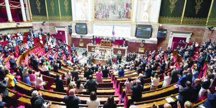 معسكر الرئيس إيمانويل ماكرون "يفقد غالبيته المطلقة" وبات عليه التعاون مع معارضة متشددة 1 معسكر الرئيس إيمانويل ماكرون “يفقد غالبيته المطلقة” وبات عليه التعاون مع معارضة متشددة