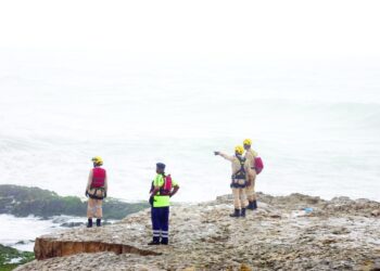 تواصل البحث عن المفقودين الأربعة في ظفار باستخدام معدات وأدوات متطورة