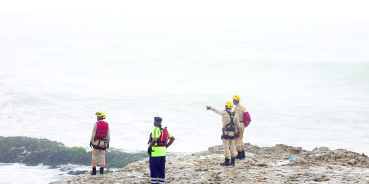 تواصل البحث عن المفقودين الأربعة في ظفار باستخدام معدات وأدوات متطورة