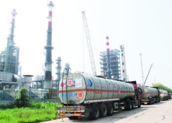 النفط يرتفع بحذر وسط مخاوف نقص الإمدادات