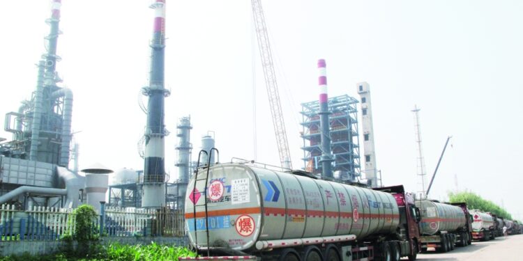 النفط يرتفع بحذر وسط مخاوف نقص الإمدادات