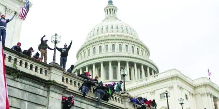 تقرير: لجنة التحقيق في هجوم الكابيتول تصف اجتماع ترامب بالبيت الابيض بأنه “ضرب من الجنون”