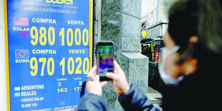 الدولار يستقر عند أعلى مستوى له خلال عقدين