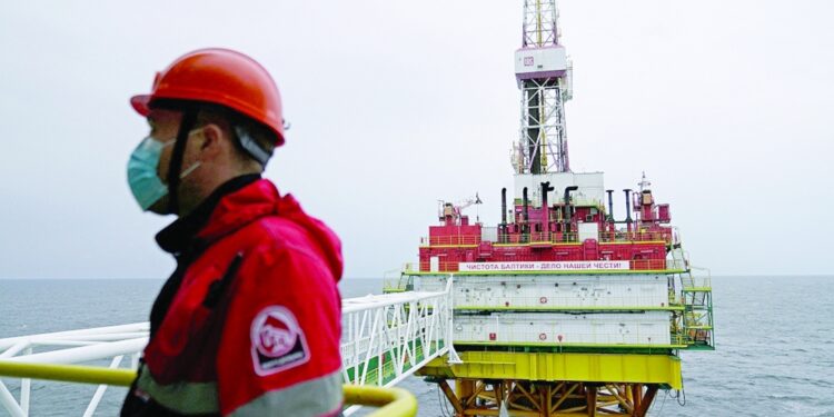 أسعار النفط ترتفع بفعل توقعات عن إنتاج النفط السعودي 1 أسعار النفط ترتفع بفعل توقعات عن إنتاج النفط السعودي